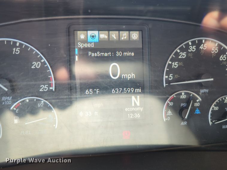 image for item NG9414 2021 Freightliner Cascadia 126 semi truck