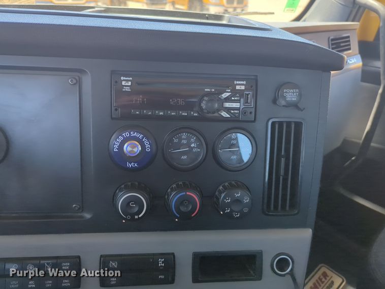 image for item NG9414 2021 Freightliner Cascadia 126 semi truck