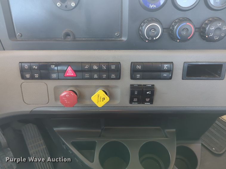 image for item NG9414 2021 Freightliner Cascadia 126 semi truck