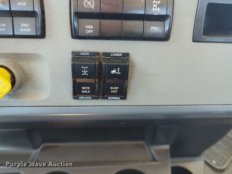 image for item NG9414 2021 Freightliner Cascadia 126 semi truck