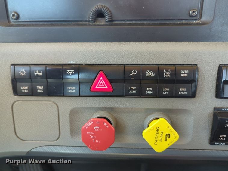 image for item NG9414 2021 Freightliner Cascadia 126 semi truck