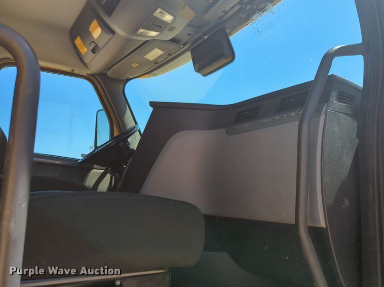 image for item NG9414 2021 Freightliner Cascadia 126 semi truck