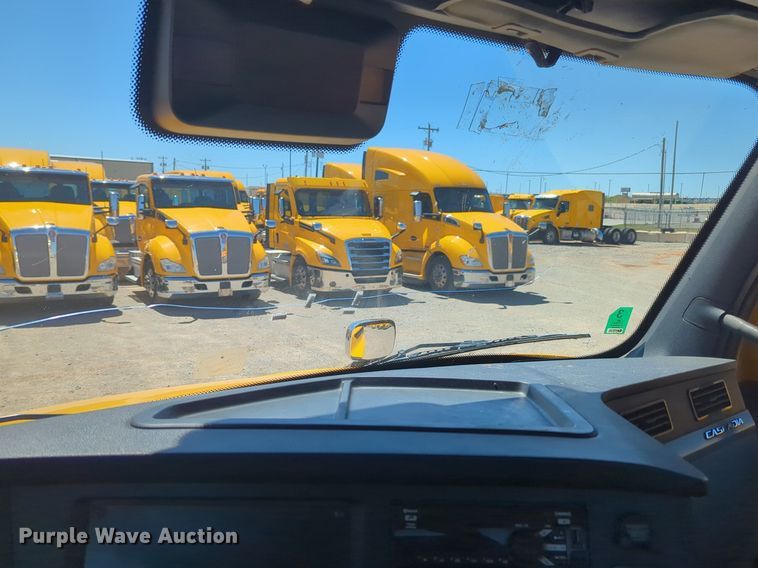 image for item NG9414 2021 Freightliner Cascadia 126 semi truck