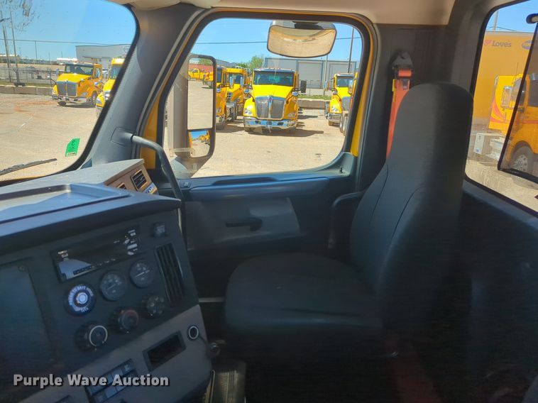 image for item NG9414 2021 Freightliner Cascadia 126 semi truck