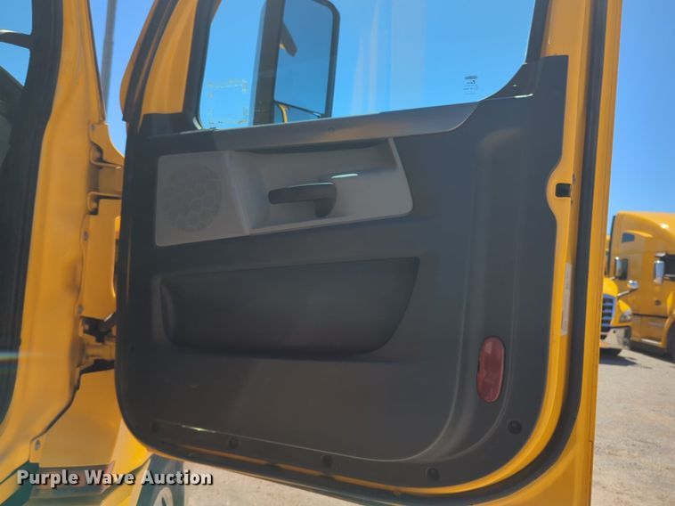 image for item NG9414 2021 Freightliner Cascadia 126 semi truck