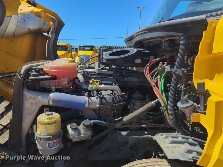 image for item NG9414 2021 Freightliner Cascadia 126 semi truck