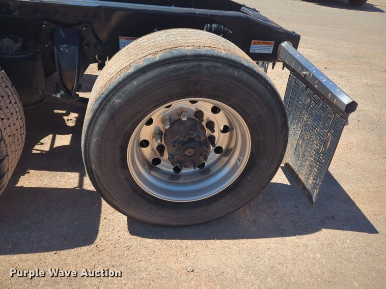 image for item NG9414 2021 Freightliner Cascadia 126 semi truck