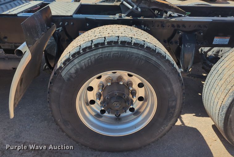 image for item NG9414 2021 Freightliner Cascadia 126 semi truck