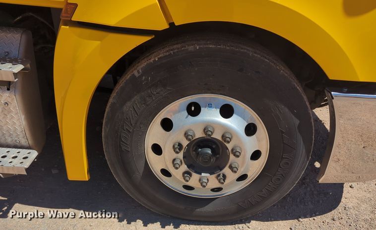 image for item NG9414 2021 Freightliner Cascadia 126 semi truck