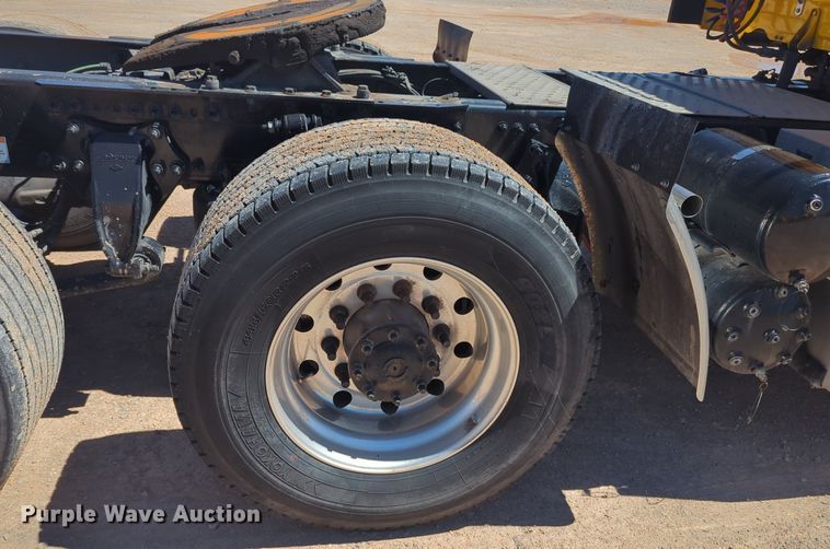 image for item NG9414 2021 Freightliner Cascadia 126 semi truck