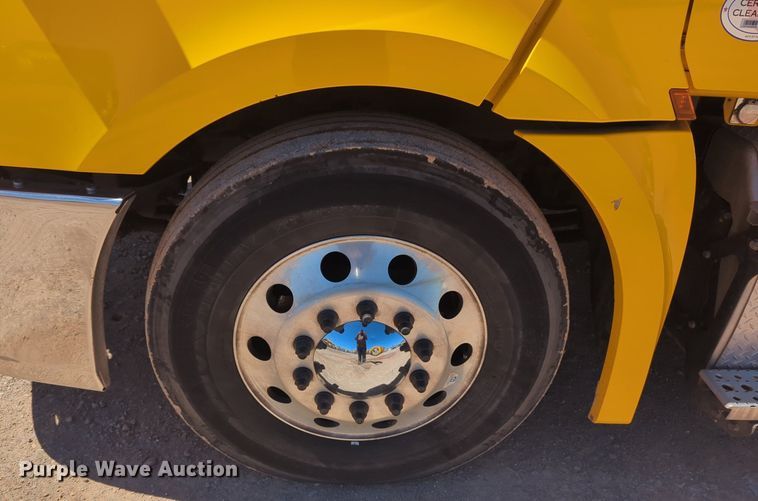 image for item NG9414 2021 Freightliner Cascadia 126 semi truck