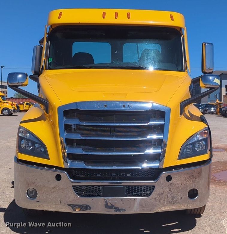 image for item NG9415 2021 Freightliner Cascadia 126 semi truck