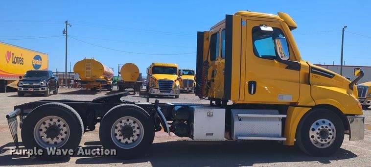 image for item NG9415 2021 Freightliner Cascadia 126 semi truck