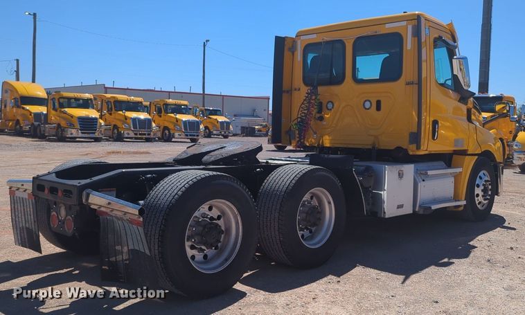 image for item NG9415 2021 Freightliner Cascadia 126 semi truck