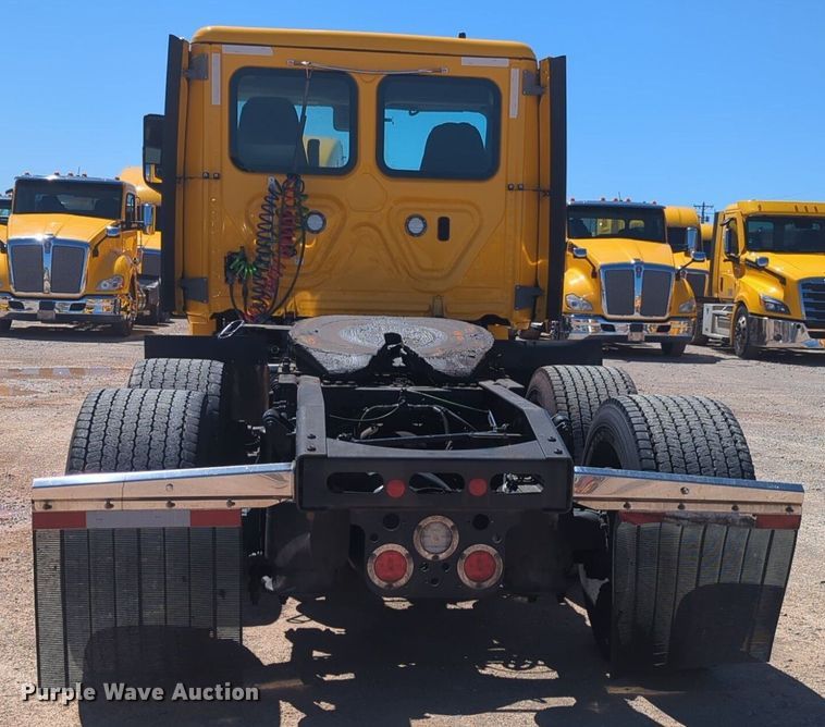 image for item NG9415 2021 Freightliner Cascadia 126 semi truck