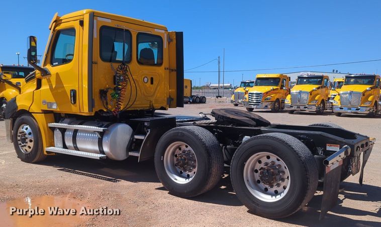 image for item NG9415 2021 Freightliner Cascadia 126 semi truck