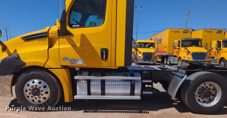 image for item NG9415 2021 Freightliner Cascadia 126 semi truck