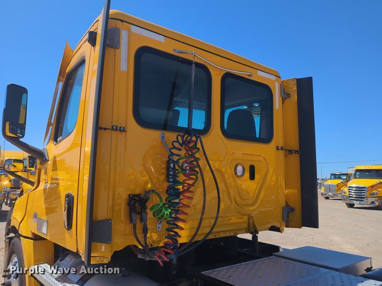 image for item NG9415 2021 Freightliner Cascadia 126 semi truck