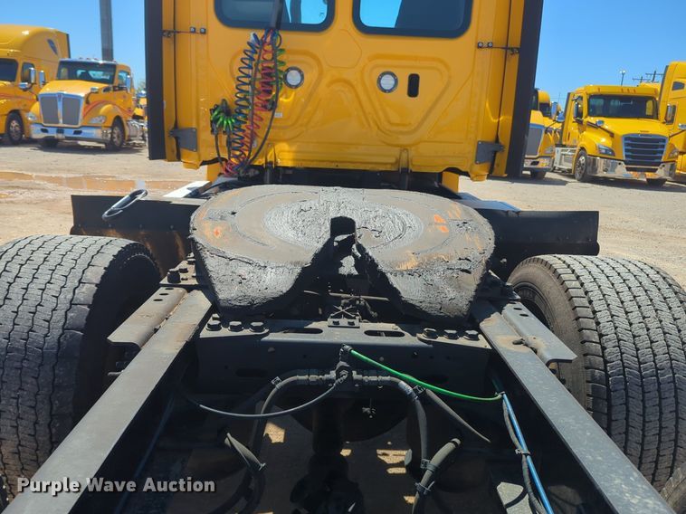 image for item NG9415 2021 Freightliner Cascadia 126 semi truck