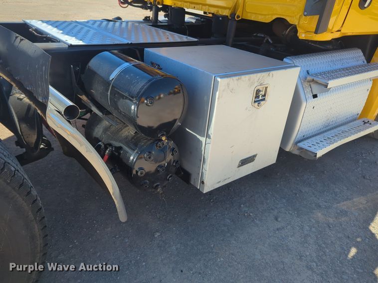 image for item NG9415 2021 Freightliner Cascadia 126 semi truck