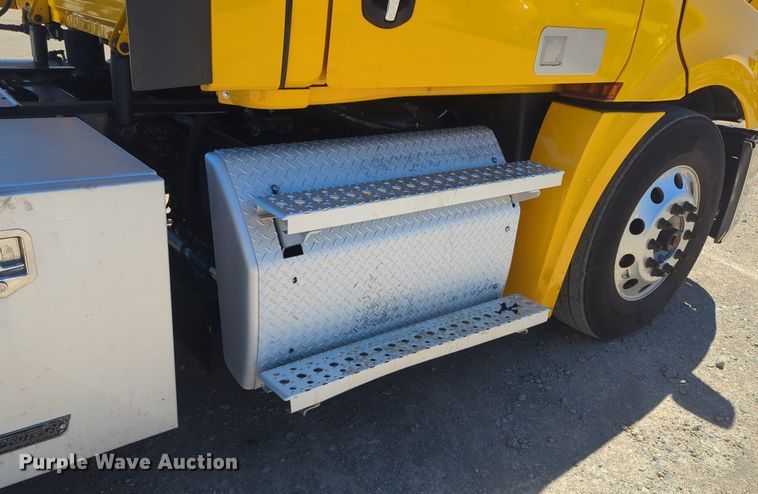 image for item NG9415 2021 Freightliner Cascadia 126 semi truck