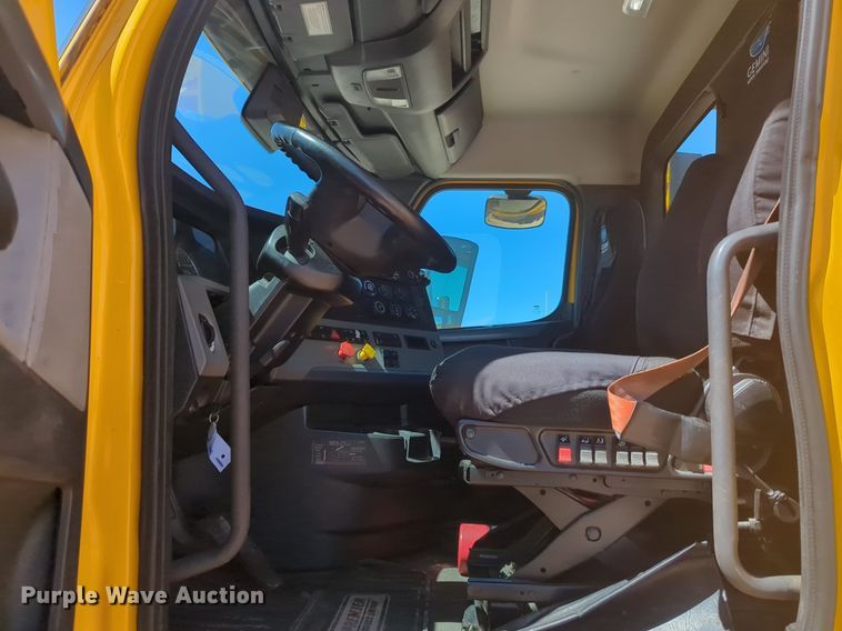 image for item NG9415 2021 Freightliner Cascadia 126 semi truck