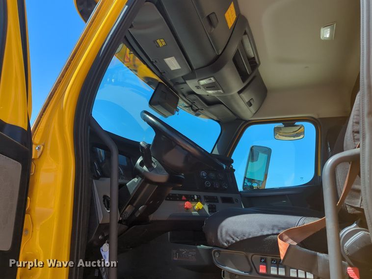 image for item NG9415 2021 Freightliner Cascadia 126 semi truck