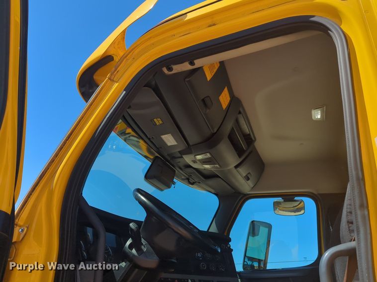 image for item NG9415 2021 Freightliner Cascadia 126 semi truck