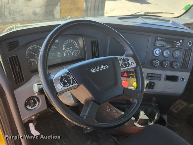 image for item NG9415 2021 Freightliner Cascadia 126 semi truck