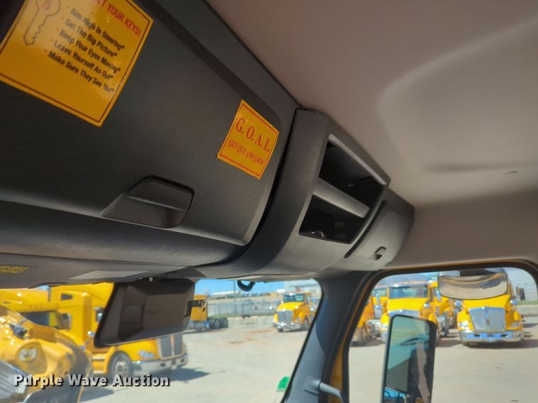 image for item NG9415 2021 Freightliner Cascadia 126 semi truck