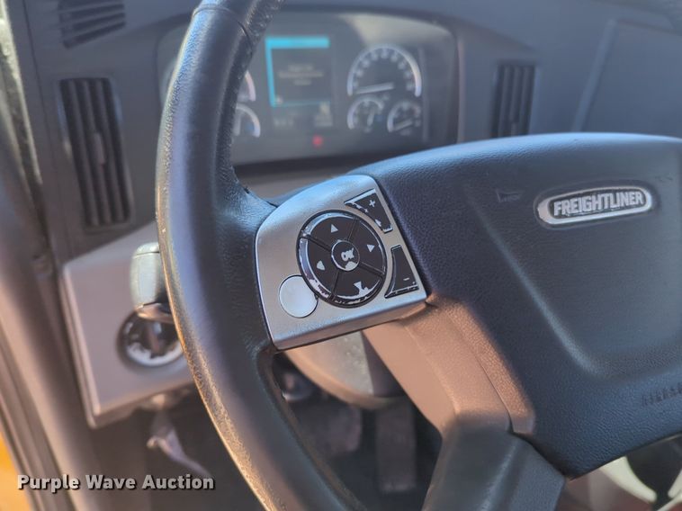 image for item NG9415 2021 Freightliner Cascadia 126 semi truck