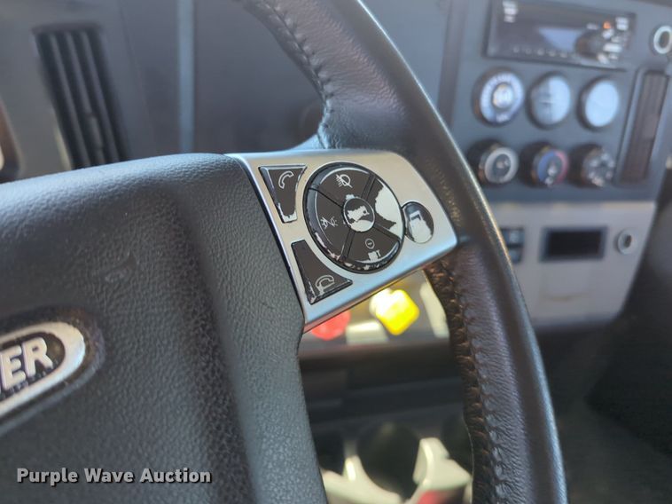 image for item NG9415 2021 Freightliner Cascadia 126 semi truck