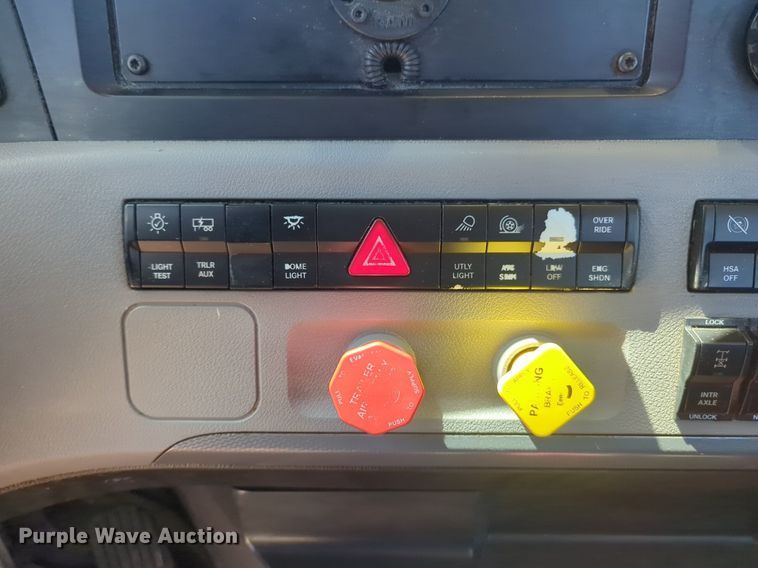 image for item NG9415 2021 Freightliner Cascadia 126 semi truck