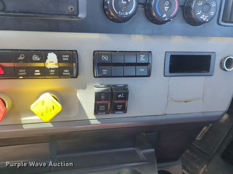 image for item NG9415 2021 Freightliner Cascadia 126 semi truck