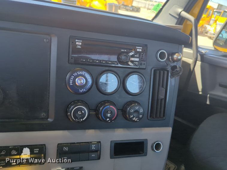 image for item NG9415 2021 Freightliner Cascadia 126 semi truck