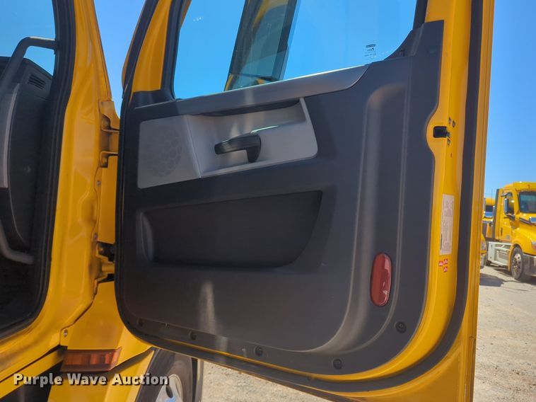 image for item NG9415 2021 Freightliner Cascadia 126 semi truck