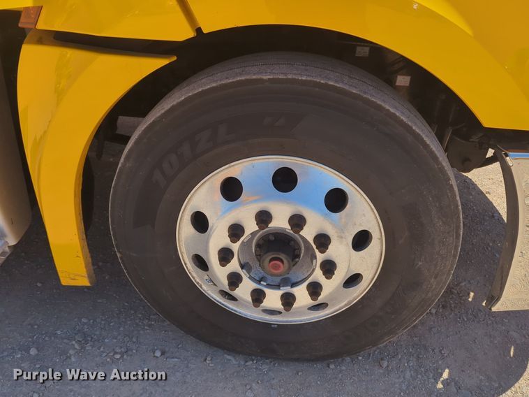 image for item NG9415 2021 Freightliner Cascadia 126 semi truck