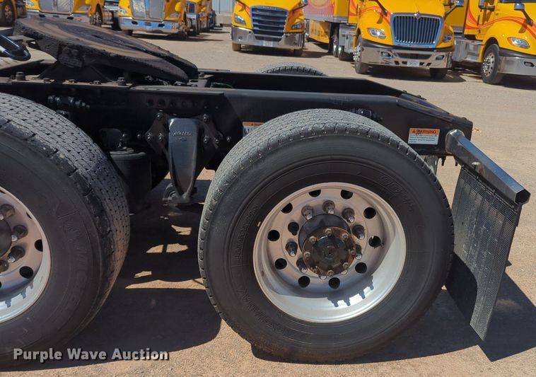 image for item NG9415 2021 Freightliner Cascadia 126 semi truck