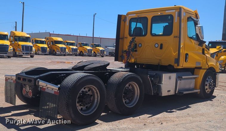 image for item NG9416 2021 Freightliner Cascadia 126 semi truck