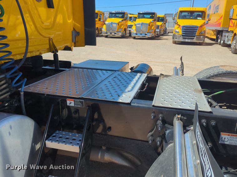 image for item NG9416 2021 Freightliner Cascadia 126 semi truck