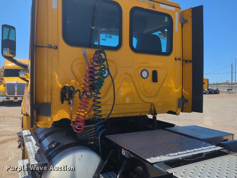 image for item NG9416 2021 Freightliner Cascadia 126 semi truck