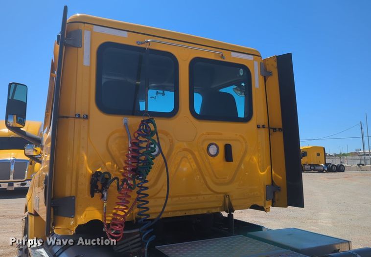 image for item NG9416 2021 Freightliner Cascadia 126 semi truck