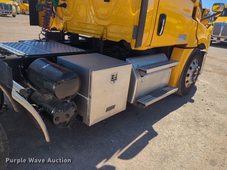 image for item NG9416 2021 Freightliner Cascadia 126 semi truck