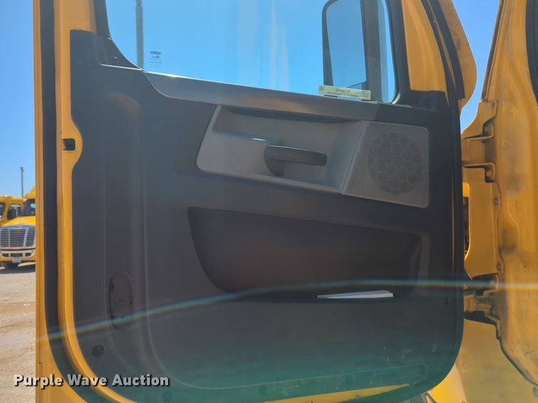 image for item NG9416 2021 Freightliner Cascadia 126 semi truck