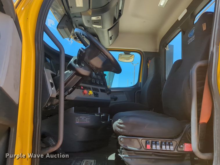 image for item NG9416 2021 Freightliner Cascadia 126 semi truck