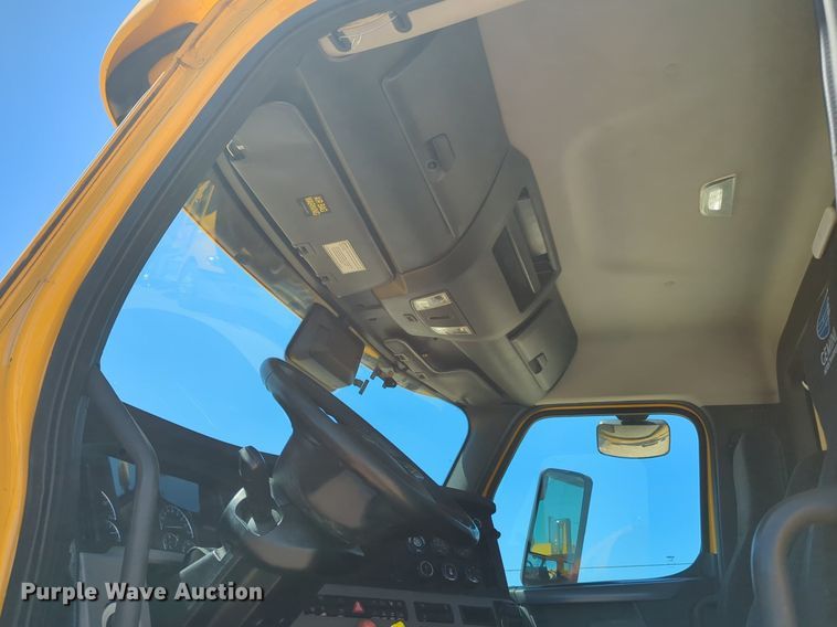 image for item NG9416 2021 Freightliner Cascadia 126 semi truck