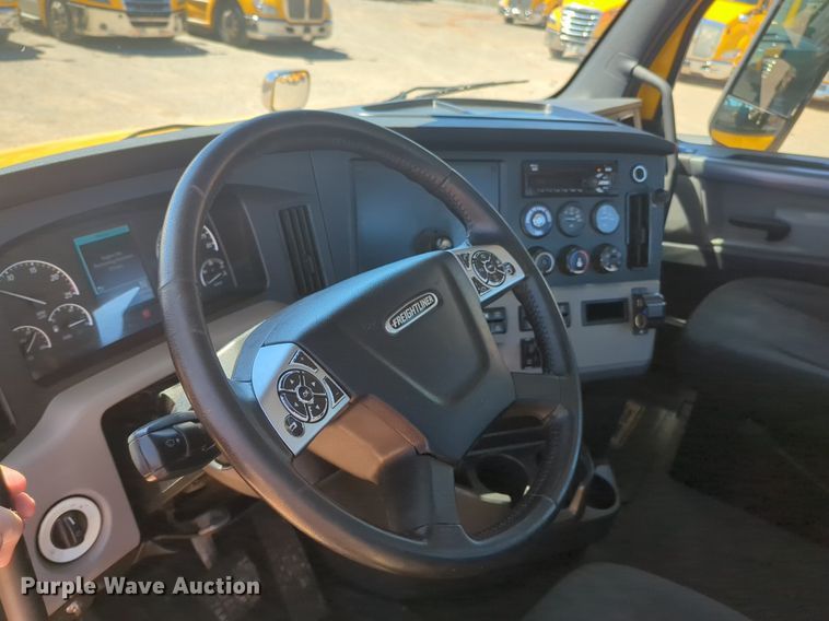 image for item NG9416 2021 Freightliner Cascadia 126 semi truck