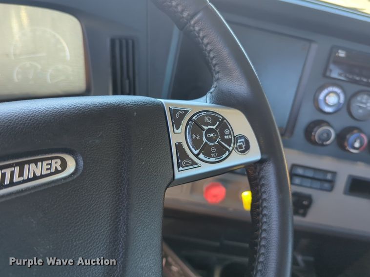 image for item NG9416 2021 Freightliner Cascadia 126 semi truck