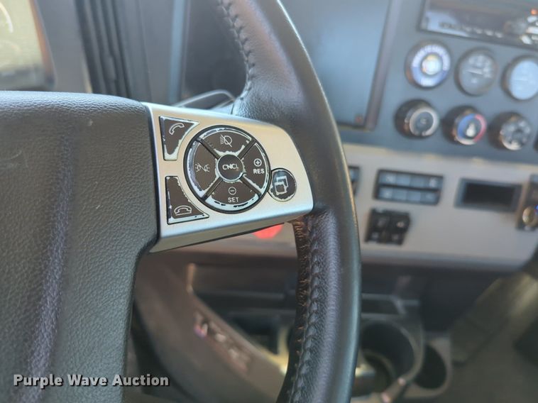 image for item NG9416 2021 Freightliner Cascadia 126 semi truck