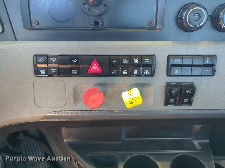 image for item NG9416 2021 Freightliner Cascadia 126 semi truck